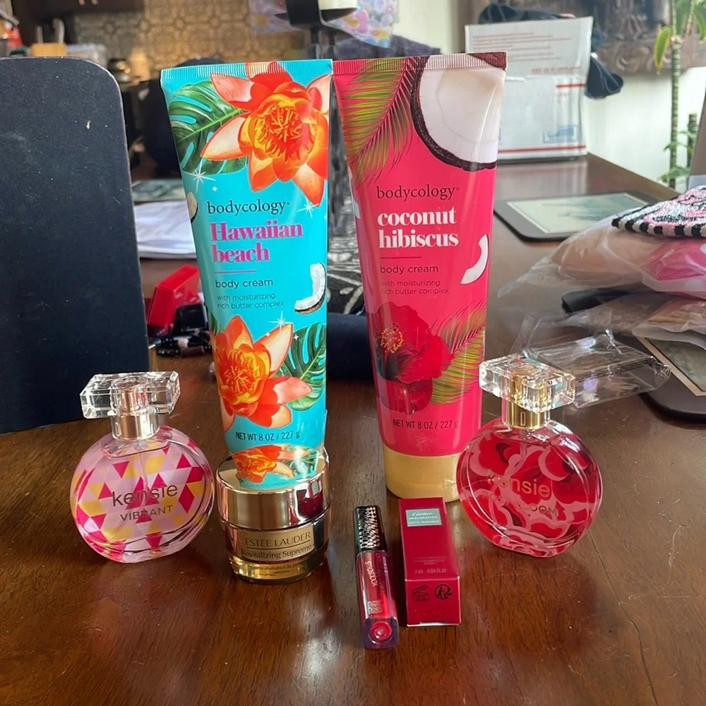 🌟🌟HOST PICK🌟🌟 7 Brand New Beauty Products Comes with X-Large Makeup bag - Picture 2 of 10